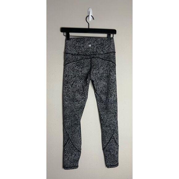Lululemon In Movement Everlux Tight 25” Size 6 - Picture 5 of 15